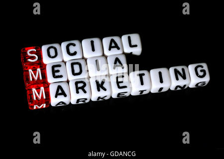 SMM Social Media Marketing Definition Abkürzung auf schwarz Stockfoto