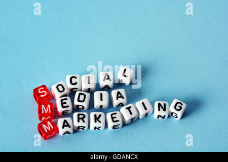 SMM Social Media Marketing Definition Abkürzung auf blau Stockfoto