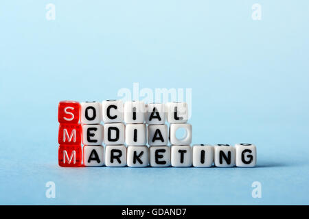 SMM Social Media Marketing Definition Abkürzung auf blau Stockfoto