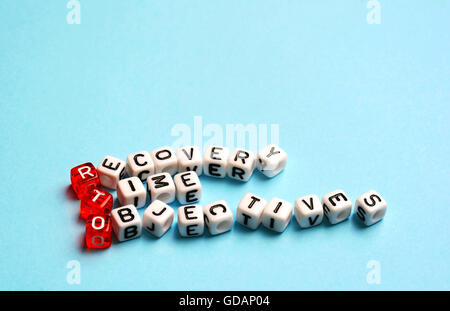 RTO Recovery Time Objectives geschrieben am Würfel auf blau Stockfoto