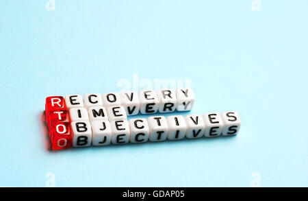 RTO Recovery Time Objectives geschrieben am Würfel auf blau Stockfoto