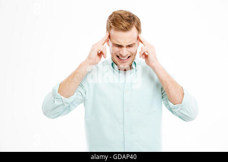 Stressig deprimiert blonder Mann berühren seine Schläfen und mit Kopfschmerzen auf weißem Hintergrund Stockfoto