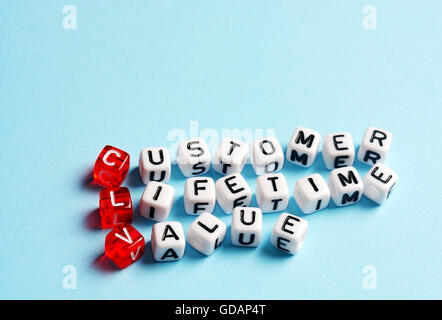 CLV Customer Lifetime Value geschrieben am Würfel auf blauem Hintergrund Stockfoto