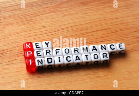 KPI Key Performance Indicator geschrieben am Würfel auf hölzernen Hintergrund Stockfoto