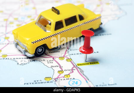 Nahaufnahme von Daytona Beach Florida USA Karte mit roten Stift und Taxi-Reisekonzept Stockfoto