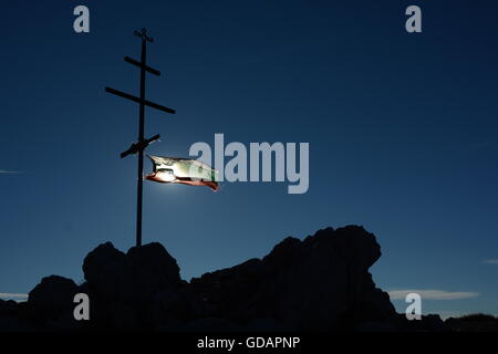 Bulgarische nationale Flagge gebunden an ein Kreuz am Berg Stockfoto