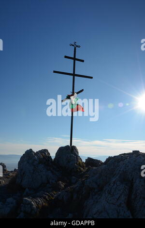 Bulgarische nationale Flagge gebunden an ein Kreuz am Berg Stockfoto