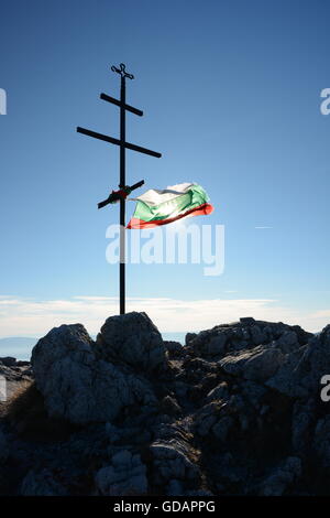 Bulgarische nationale Flagge gebunden an ein Kreuz am Berg Stockfoto