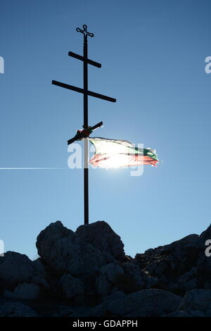 Bulgarische nationale Flagge gebunden an ein Kreuz am Berg Stockfoto