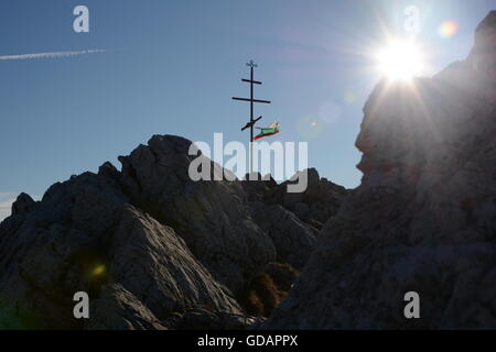 Bulgarische nationale Flagge gebunden an ein Kreuz am Berg Stockfoto