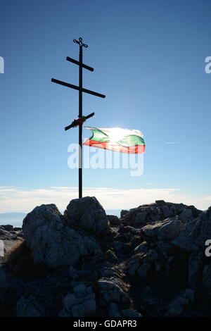 Bulgarische nationale Flagge gebunden an ein Kreuz am Berg Stockfoto