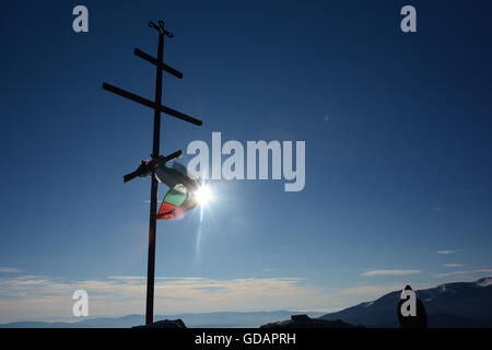 Bulgarische nationale Flagge gebunden an ein Kreuz am Berg Stockfoto