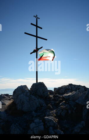 Bulgarische nationale Flagge gebunden an ein Kreuz am Berg Stockfoto