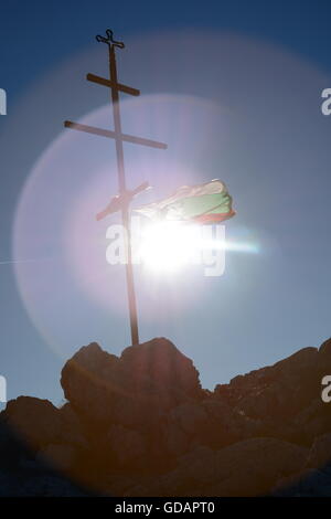 Bulgarische nationale Flagge gebunden an ein Kreuz am Berg Stockfoto