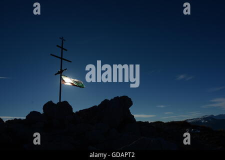 Bulgarische nationale Flagge gebunden an ein Kreuz am Berg Stockfoto