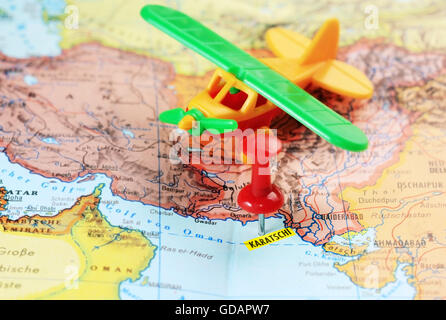 Nahaufnahme von Karachi Pakistan Karte mit roten Stift und Flugzeug Spielzeug - Reisen Konzept Stockfoto