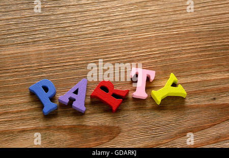 Partei - Wörter aus bunten Buchstaben auf hölzernen Hintergrund gemacht Stockfoto