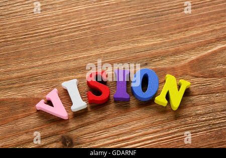 VISION - Wörter aus bunten Buchstaben auf hölzernen Hintergrund gemacht Stockfoto