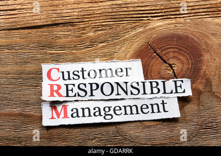 CRM - Kundenmanagement verantwortlich geschrieben auf Papier auf Holz Stockfoto