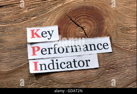 Kennzahl, KPI auf Papier auf Holz Hintergrund Stockfoto