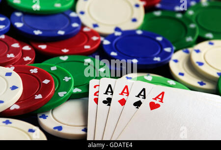 vier Asse mit Casino-Chips am grünen Tisch Gerinnsel Stockfoto