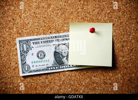 leere Memo Notiz und Dollar Bill an der Pinnwand angebracht Stockfoto