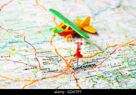 Nahaufnahme von Dresden, Deutschland-Karte mit roten Stift und Flugzeug - Reisekonzept Stockfoto