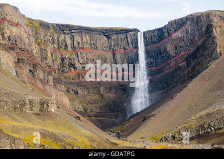 Wasserfall Hengifoss im Tal Fljotsdalur in der Nähe von Egilsstadir in Ost-Island. Stockfoto