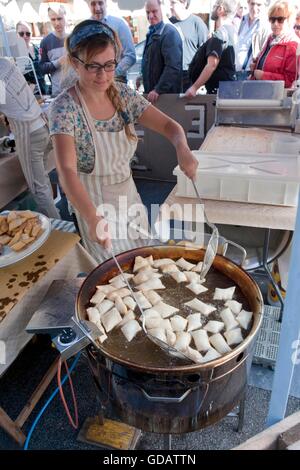 Speiselokal in Rom, Frau Kochen Gnocco Fritto Kredit © Fabio Mazzarella/Sintesi/Alamy Stock Photo *** lokalen Caption *** St Stockfoto