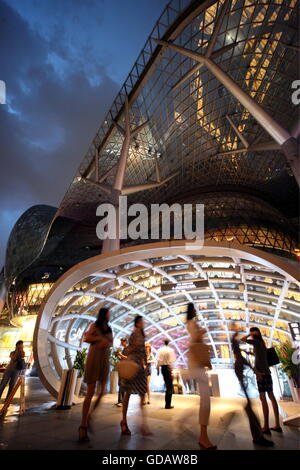 Der Eingang Zum ION Orchard Einkaufstempel eine der Orchard Road in Singapur Im Inselstaat Singapur in Asien. Stockfoto