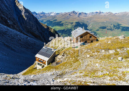 Die Lischana Hütte SAC (Schweizer Alpen-Club) oberhalb Scuol im Unterengadin, Schweiz. Blick auf den Silvretta-Alpen. Stockfoto