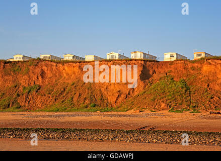 Ein Blick auf Wohnwagen oben auf den Klippen vom Strand von East Runton, Norfolk, England, Vereinigtes Königreich. Stockfoto