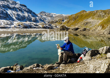 Wanderer auf den Seen Lais da Rims im Bereich Lischana im Unterengadin, Schweiz. Stockfoto