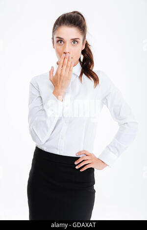 Junge schöne Geschäftsfrau, die ihren Mund mit Palm isoliert auf weißem Hintergrund Stockfoto