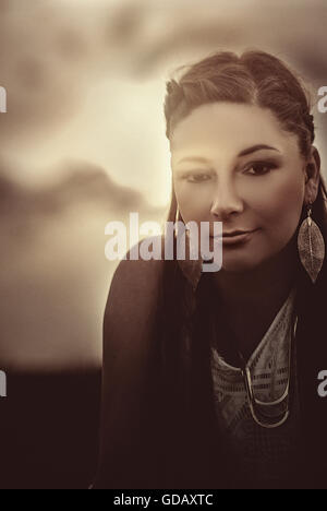 Porträt der Frau in der Natur junge dunkle lange Haare Stockfoto
