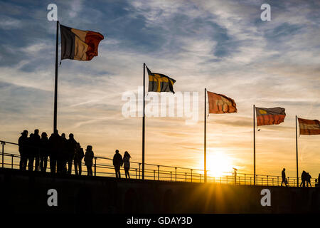 Leute, Silhouetten, Flaggen, Hafen, Hafen, in Lindau, Bayern, Deutschland, Europa Stockfoto