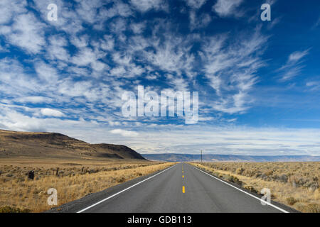 USA, Ost-Oregon, einsame Landstraße im östlichen Oregon mit Wolken Stockfoto