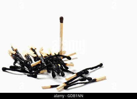 Viele verdorbene Spiele auf einem weißen Hintergrund isoliert. Das ganze mit einem übereinstimmen. Stockfoto