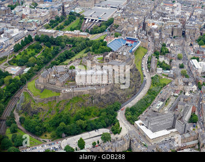 Edinburgh Castle & Stadtzentrum aus der Luft, mit Blick auf die Altstadt und Grass Markt, Central Scotland, UK Stockfoto