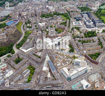 Stadtzentrum von Edinburgh aus der Luft, mit Blick auf die Altstadt und Grass Markt, Central Scotland, UK Stockfoto