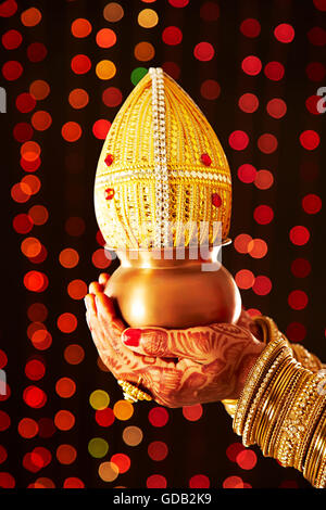 1 indische erwachsenen Frau Braut Kalash Holding Grihapravesh Stockfoto