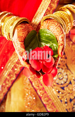1 indische erwachsenen Frau Braut Mandap Blume Blütenblatt Hände schalenförmig Stockfoto