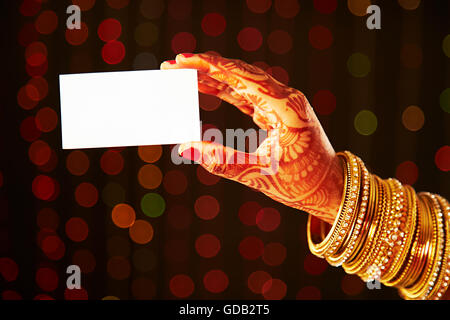 1 indische erwachsenen Frau Braut Personalausweis zeigen Stockfoto