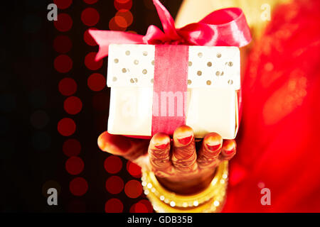 1 indische erwachsenen Frau Braut Diwali Festival Hand Geschenk anzeigen Stockfoto