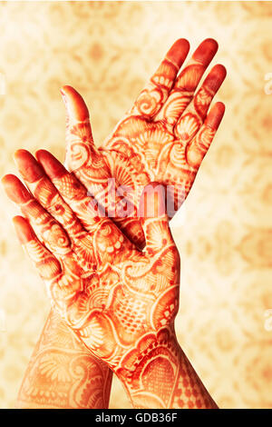 1 indische erwachsenen Frau Braut Hand Design Mehendi anzeigen Stockfoto