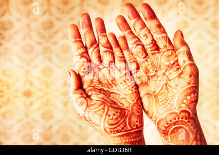 1 indische erwachsenen Frau Braut Hand Design Mehendi anzeigen Stockfoto