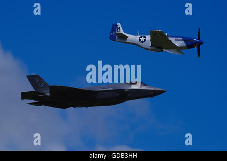 Lockheed Martin F35A Blitz II und North American P51D Mustang, Stockfoto