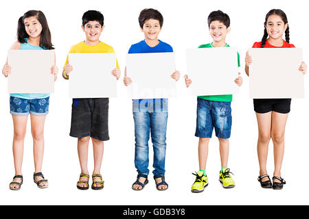 5 Kinder Jungen und Mädchen Freunde stehen Message Board anzeigen Stockfoto