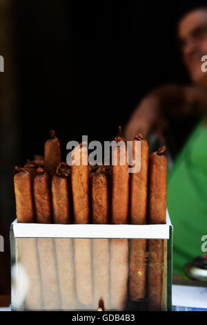 Einen kleinen Stall zu verkaufen kubanische Zigarren in Alt-Havanna, Kuba. Stockfoto