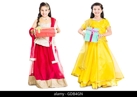 2 schöne Kinder Mädchen Freunde Diwali Festival stehen Geschenk Box anzeigen Stockfoto